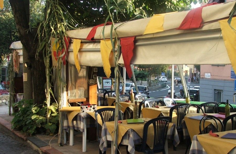 La veranda esterna con tavoli sotto il tendone