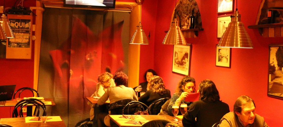 La sala principale con pareti rosse e clienti a tavola