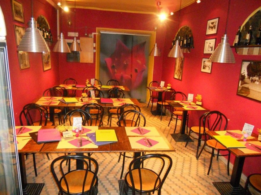 La sala apparecchiata con tovagliette colorate