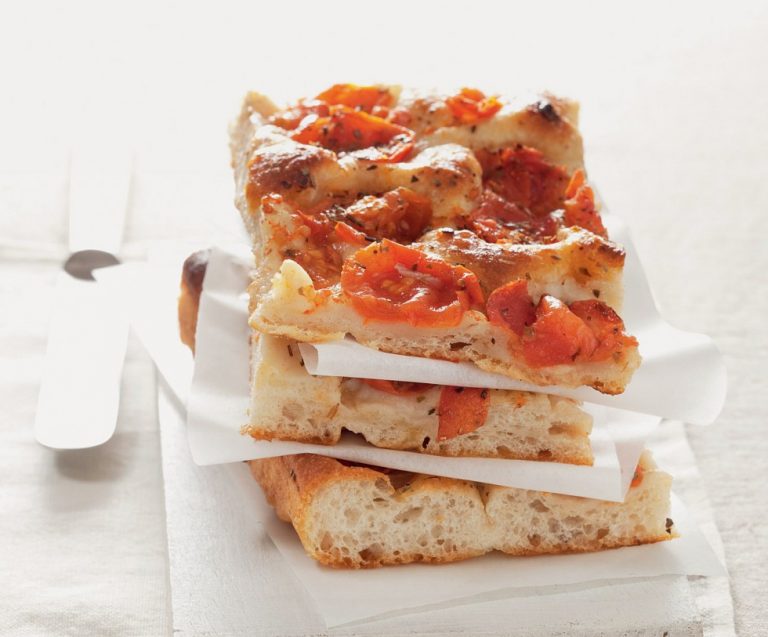 Tranci di focaccia farcita con pomodori